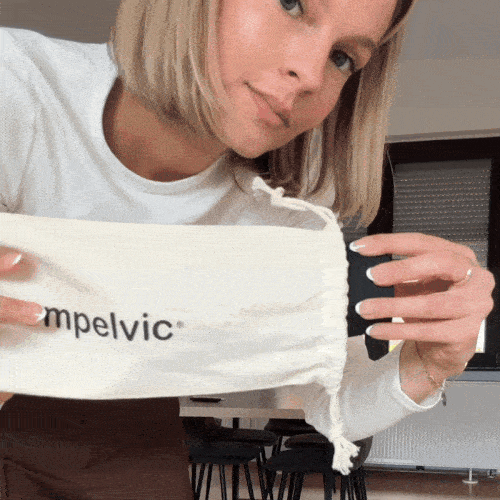 GIF mit einer Frau mit kurzem blonden Haar, die einen weißen Beutel mit der Aufschrift &