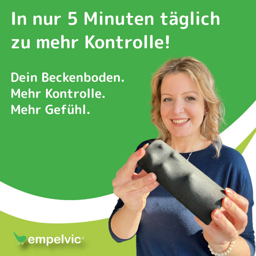 Frau hält schwarzen Empelvic-Kissen für das Beckenbodentraining, lächelt, Text &